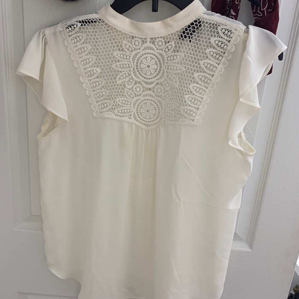 White top with cute detailing